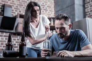 Come Aiutare una Persona che Fa Uso di Alcool